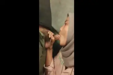 Jilbab Nakal Disuruh Mulut Demi Pelunasan Utang